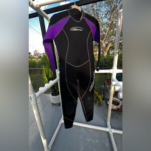 Neosport women’s size 12   3/2 mm wetsuit back zip.